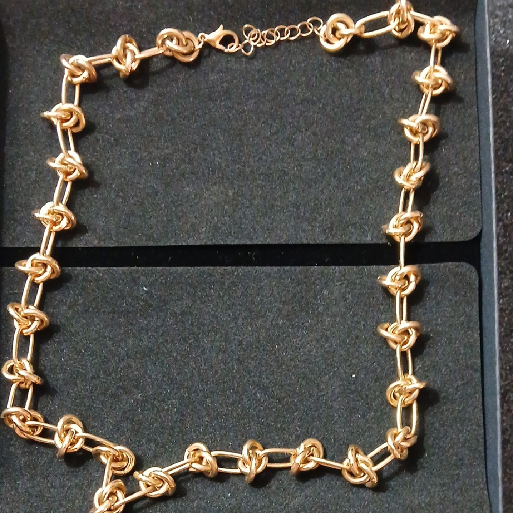 Elegant Gold Knot Necklace